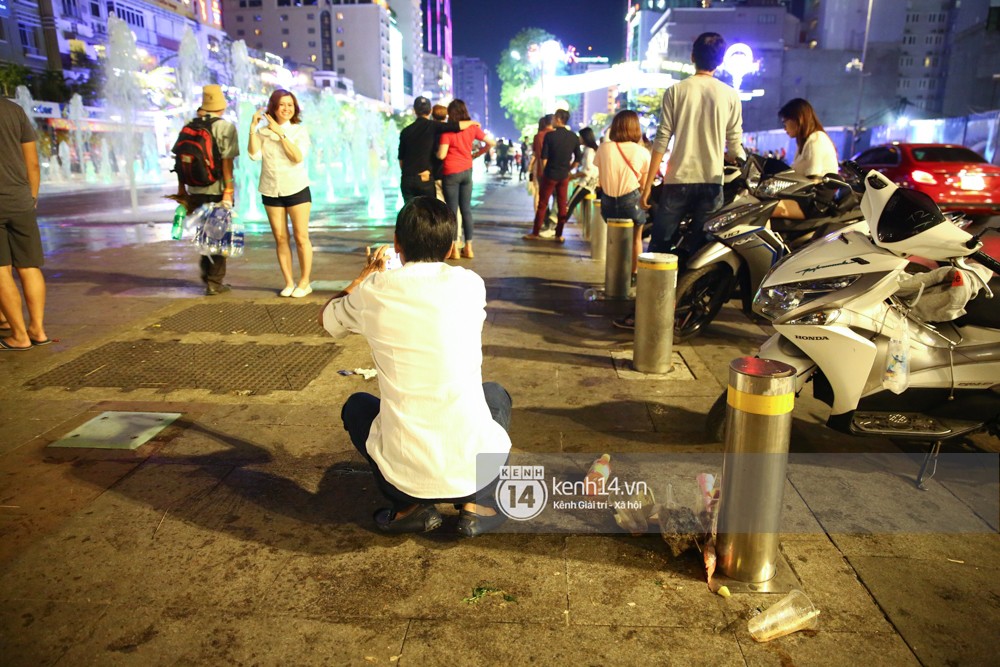 Rác ngập phố đi bộ Nguyễn Huệ sau Tết và tâm tư của người trẻ: Rác ơi, đừng khóc khi không được về nhà